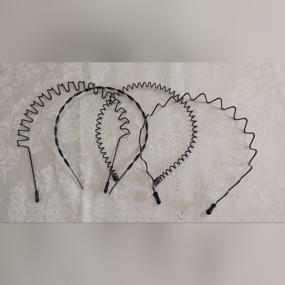 Set Of Headbands, Makeup Brushes And Eyebrow Shaping Template - Picture 5 of 13